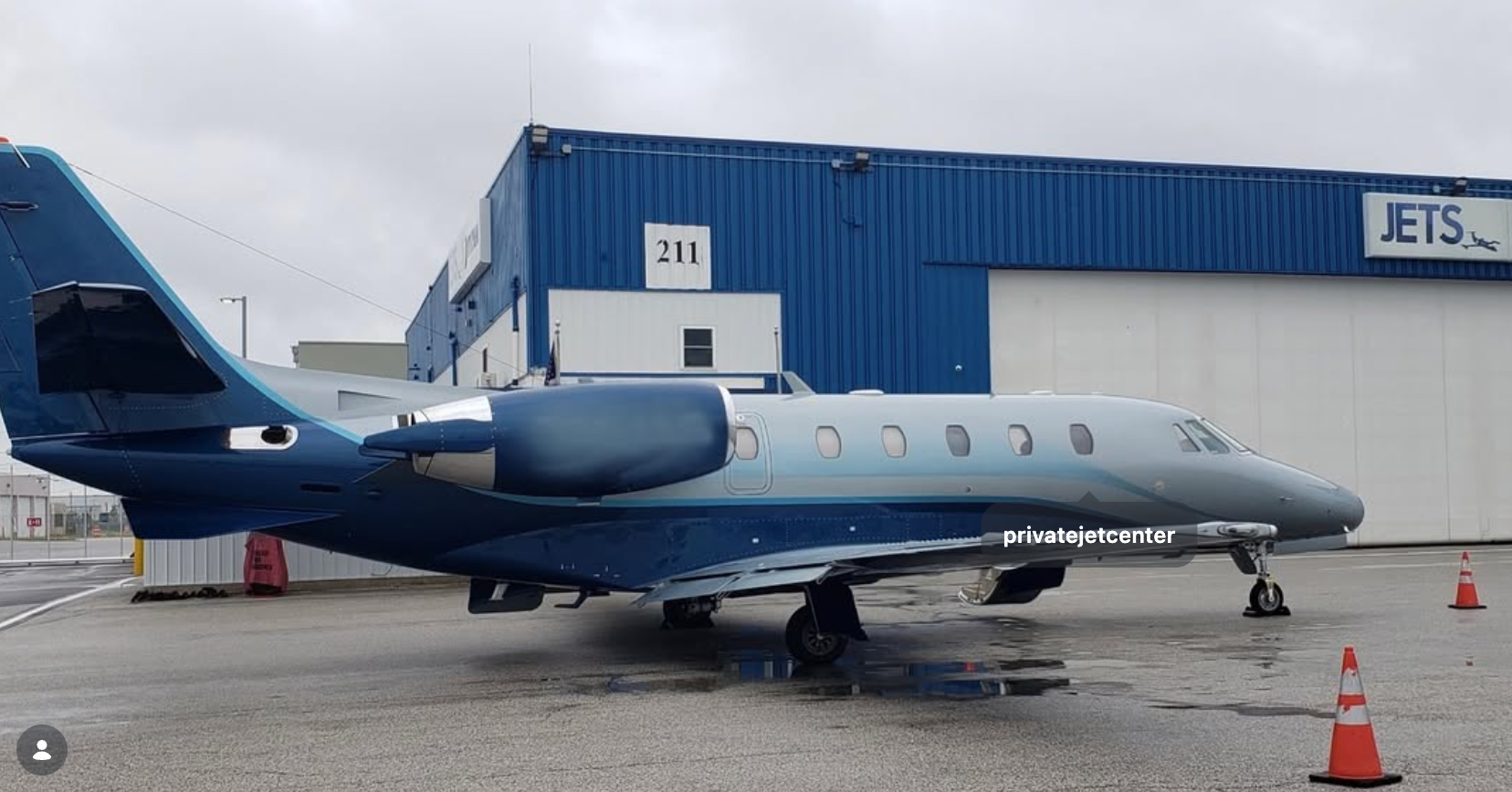 Private jet on the ramp in front of the JETS hangar at Youngstown