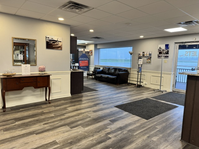 JETS FBO Youngstown lobby with seating area, reception desk, and ramp view